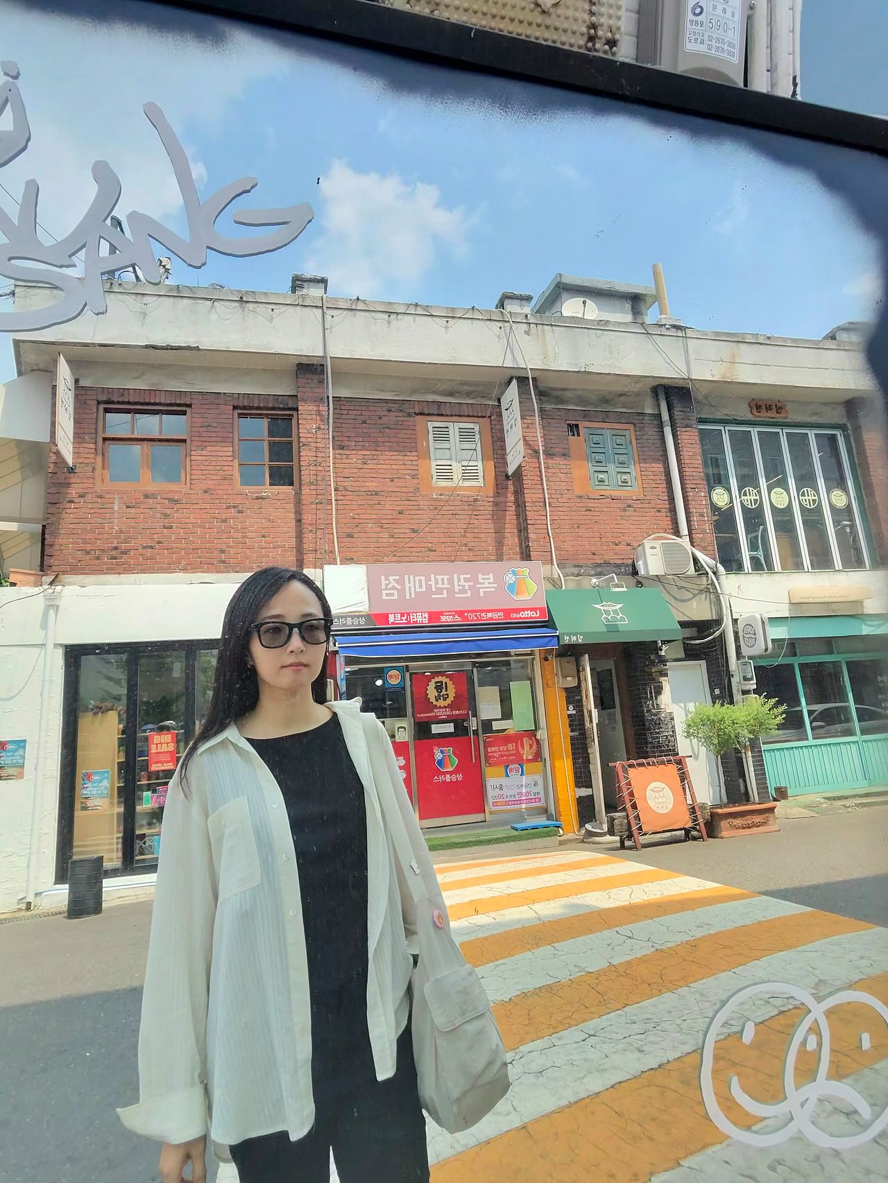 거울 앞에서 스마트글래스로 찍은 셀카다. 스마트폰을 꺼낼 필요 없이 ″헤이 메타, 사진 찍어줘″라고 말하면 된다. 야외에서는 렌즈가 변색된다. 홍상지 기자