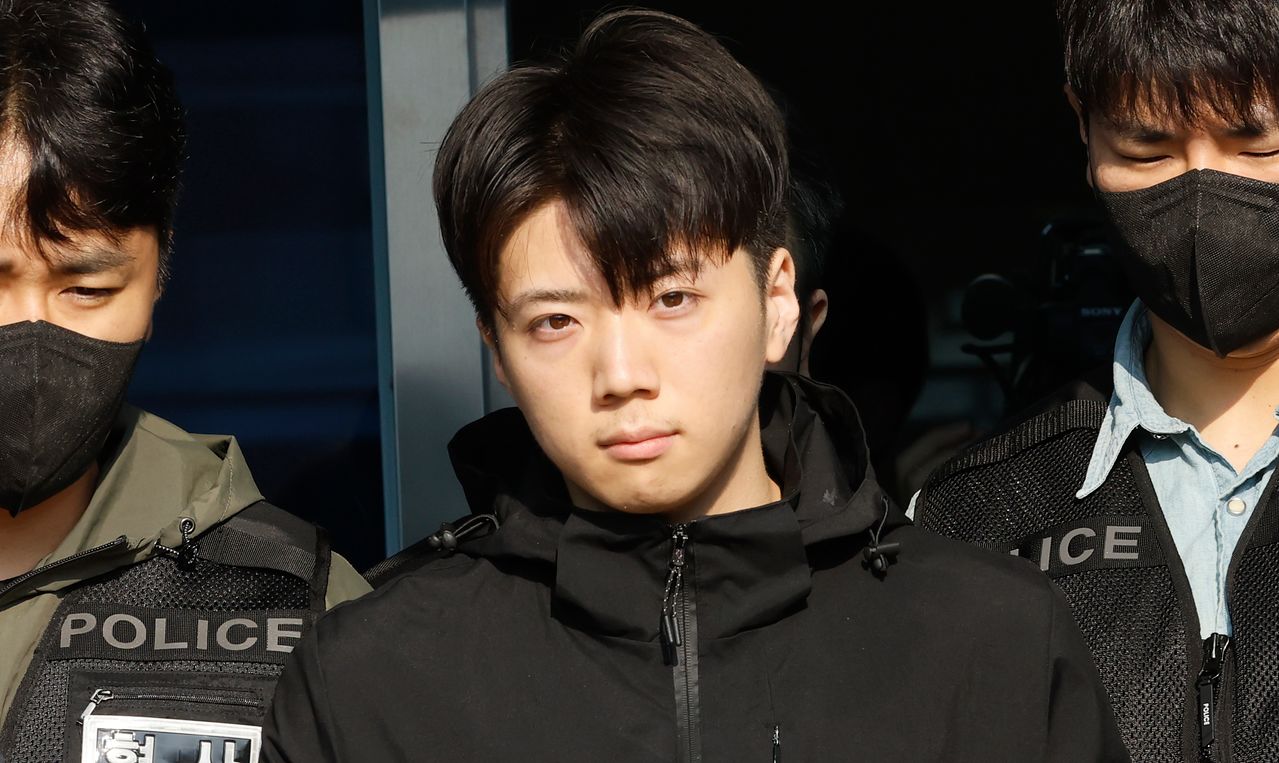 광주 도심에서 일면식도 없는 10대 여고생을 살해한 장윤기 씨가 지난 5월 14일 오전 광주 서부경찰서에서 검찰로 송치되고 있다. 뉴스1