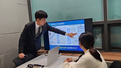 김경모 대표가 학부모와 상담하는 모습. 김 대표는 “곧 여름방학인데 방학은 선행보다 복습에 집중해야 한다”고 강조했다. 그는 “중3 때부터 방학마다 지난 학기 내용을 복습한 결과 고2 3월 모의고사에서 수학 2등급을 받았다”며 “문제풀이를 전혀 하지 않았지만 기초를 탄탄히 다진 결과”라고 말했다. 사진 김경모