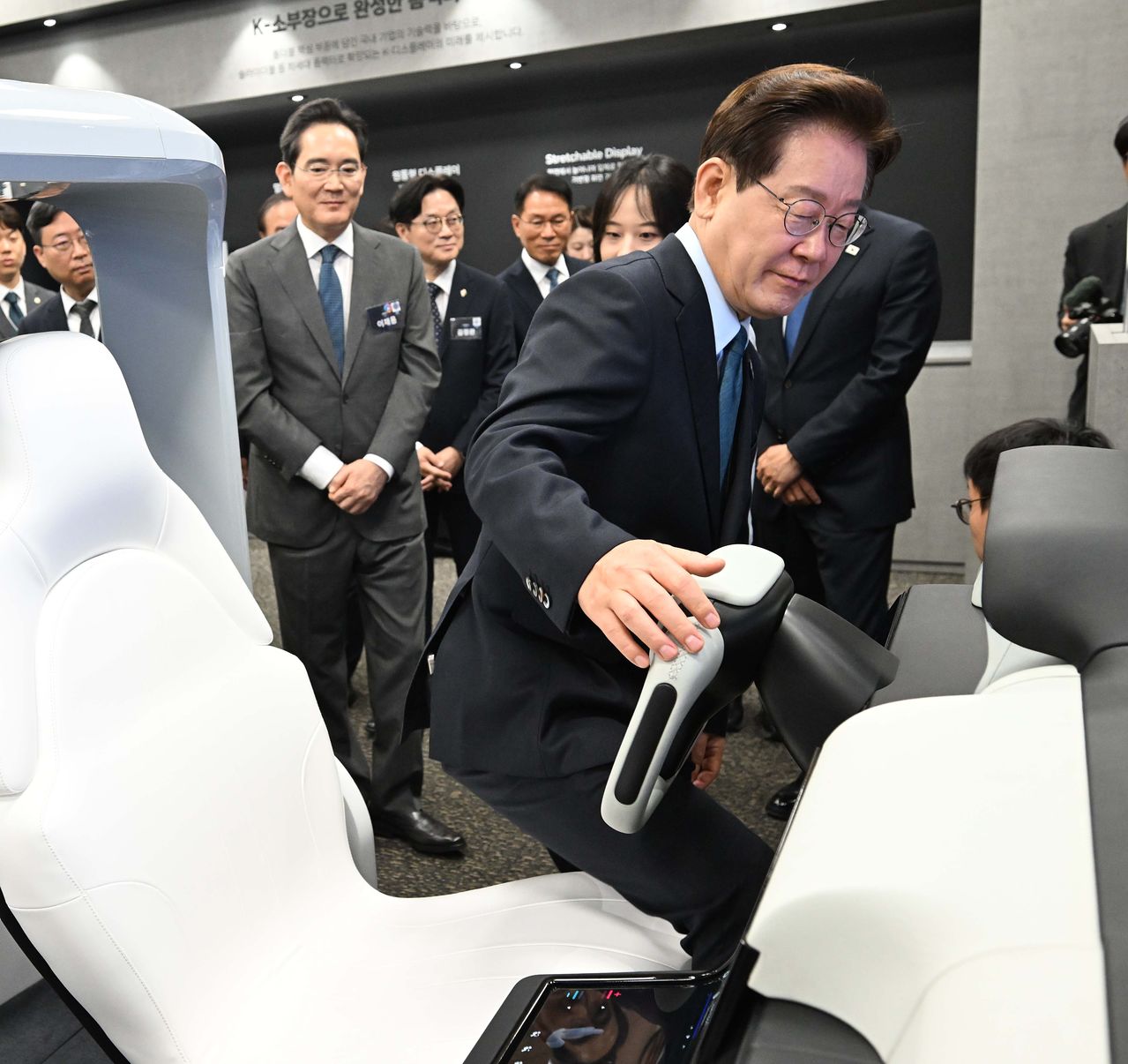 이재명 대통령이 2일 충남 아산 삼성디스플레이 아산 캠퍼스에서 열린 충청권 첨단산업 발전비전 국민보고회에 앞서 스마트자동차에 탑승하고 있다. 청와대사진기자단 