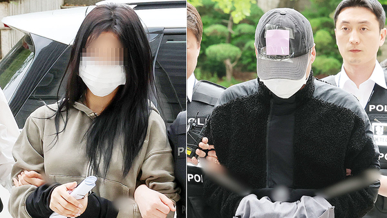 축구 선수 손흥민을 상대로 돈을 받아내려해 공갈 혐의를 받고 있는 양씨(왼쪽, 20대 여성)와 윤씨(40대 남성)가 지난해 5월 서울중앙지방법원에서 열린 구속 전 피의자심문에 출석하고 있다. 뉴스1