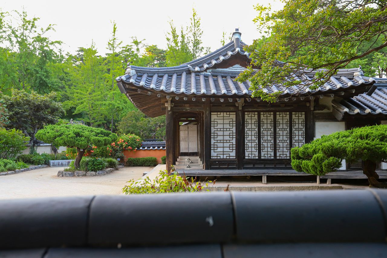 허균, 허난설헌 기념공원은 남매 문인을 기리는 공간이다. 생가터에 고택을 복원해뒀다.