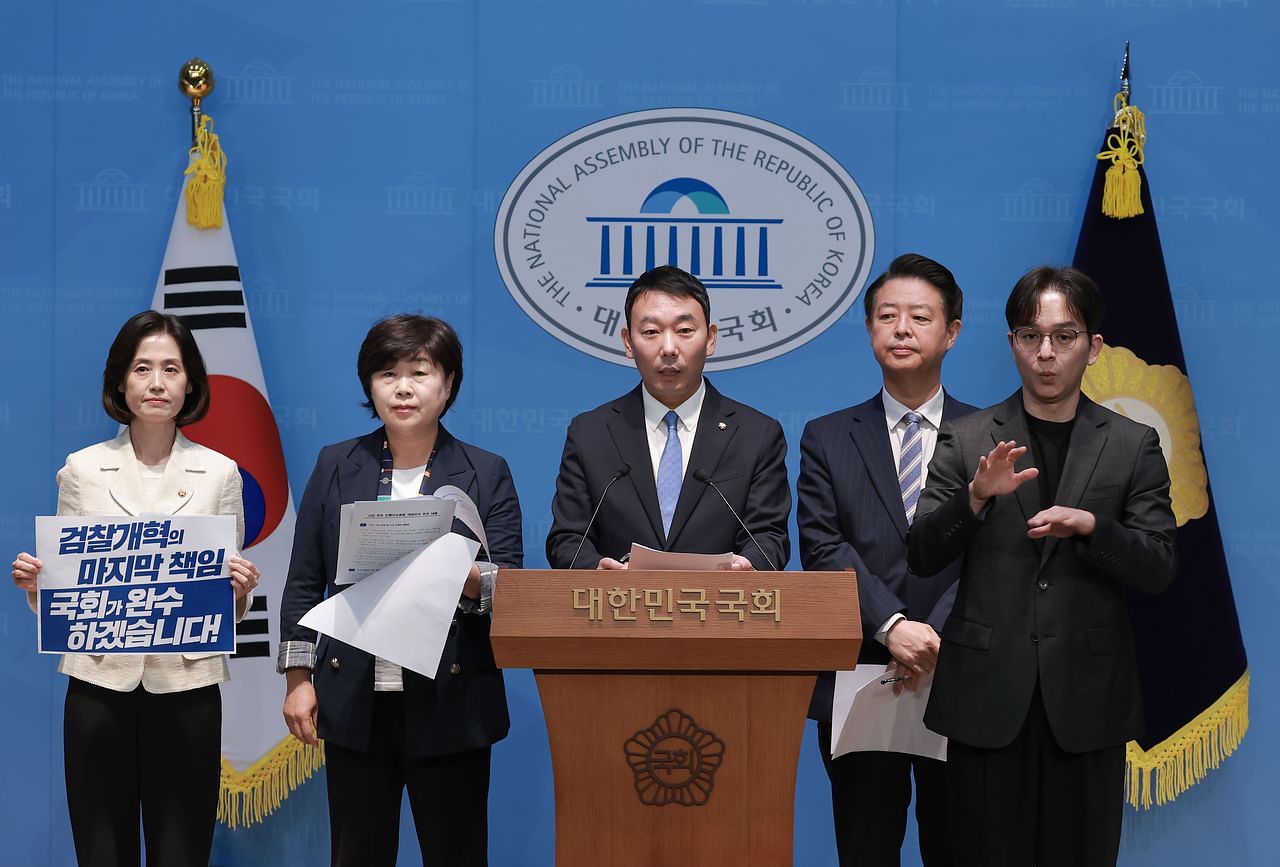 더불어민주당 김영호·김용민·서영교 의원과 조국혁신당 박은정 의원이 지난달 26일 국회 소통관에서 검찰개혁과 관련해 형사소송법 개정안 발의 기자회견을 하고 있다. 연합뉴스
