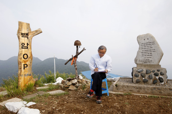 6·25전쟁 정전 60주년인 2013년, ‘비목’의 배경이 된 강원도 백암산의 비목소공원을 방문한 한명희 선생. [중앙포토]