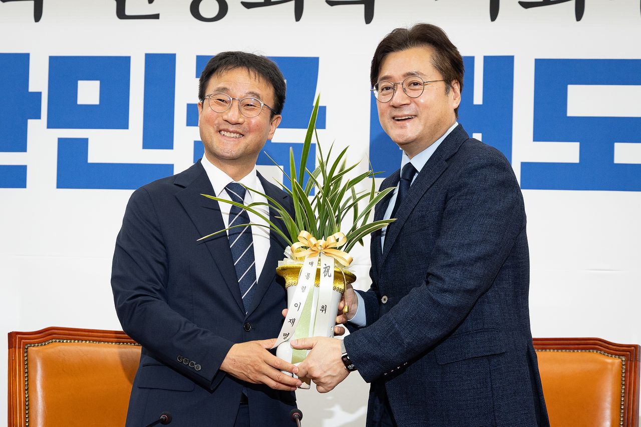 한병도 더불어민주당 원내대표가 지난 5월 7일 서울 여의도 국회에서 홍익표 청와대 대통령비서실 정무수석을 접견, 이재명 대통령의 원내대표 취임 축하 난을 건네받고 있다. 뉴스1