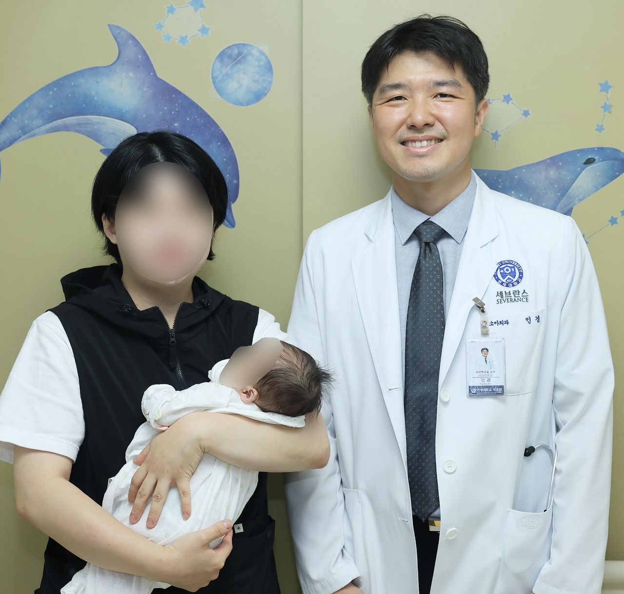 인경 교수와 A양, 보호자가 퇴원을 기념해 촬영한 사진 