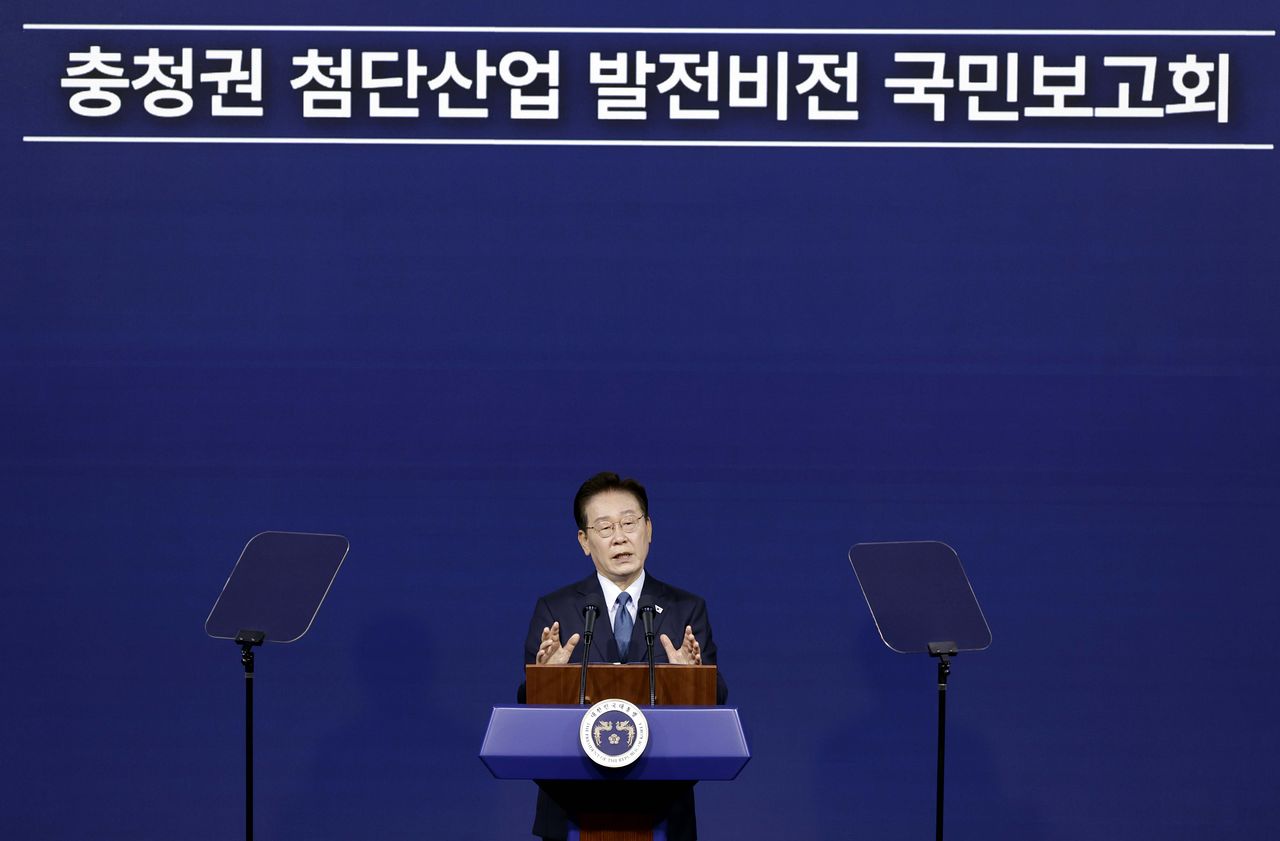 이재명 대통령이 2일 충남 아산에서 열린 충청권 첨단산업 발전비전 국민보고회에서 축사를 하고 있다. 뉴스1