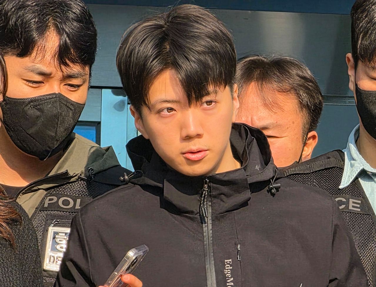 어린이날 광주 도심에서 일면식 없는 여고생을 살해해 살인·살인미수 등의 혐의를 받는 장윤기(23)가 5월 14일 오전 광주 서부경찰서에서 검찰에 송치되고 있다.   장윤기는 이날 광주에선 처음으로 신상이 공개됐다. 뉴스1