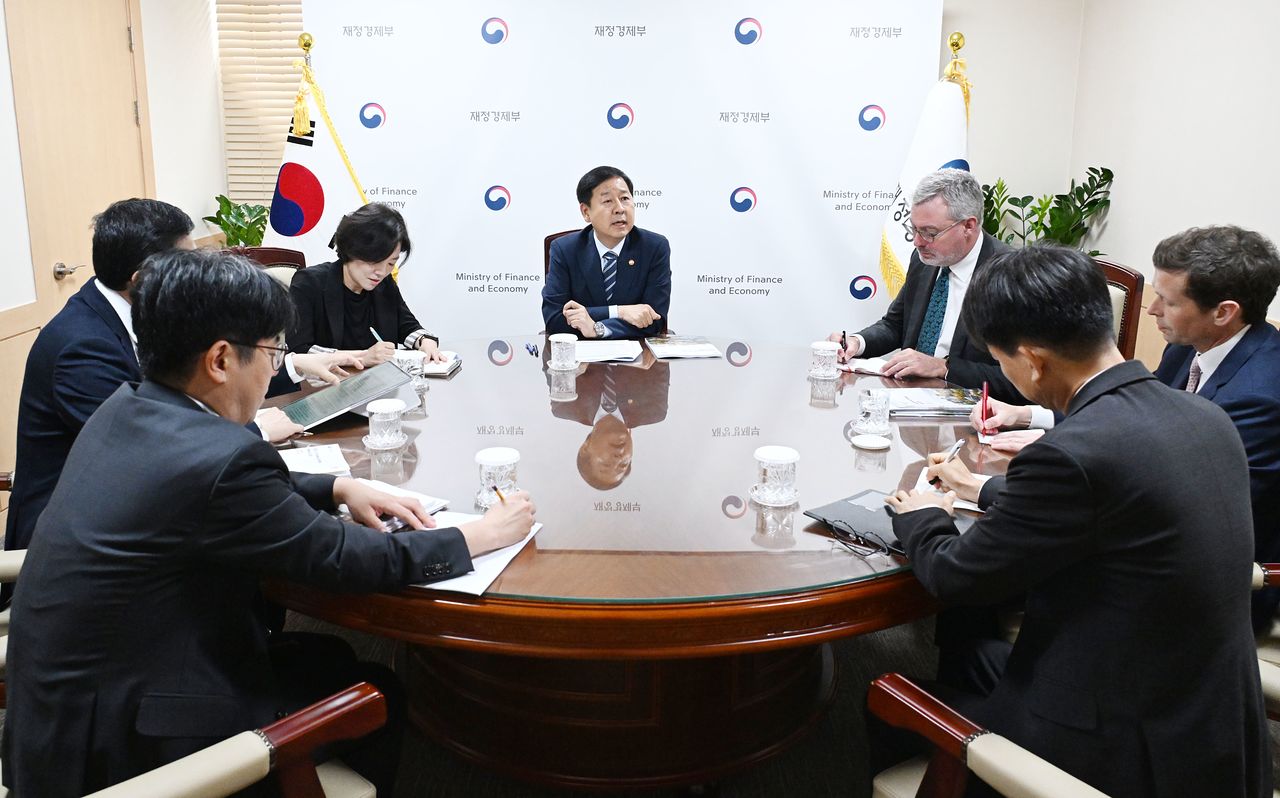 구윤철 경제부총리 겸 재정경제부 장관이 1일 서울 종로구 서울청사에서 경제협력개발기구(OECD) 방한단과 면담을 하고 있다. 뉴스1