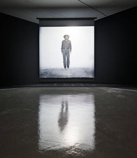 박현기, ‘무제’, 1980. 작가가 제자리에서 뛰는 모습을 담은 2분47초짜리 영상이다. 국립현대미술관 과천 상설전에서 전시 중이다. [사진 국립현대미술관]