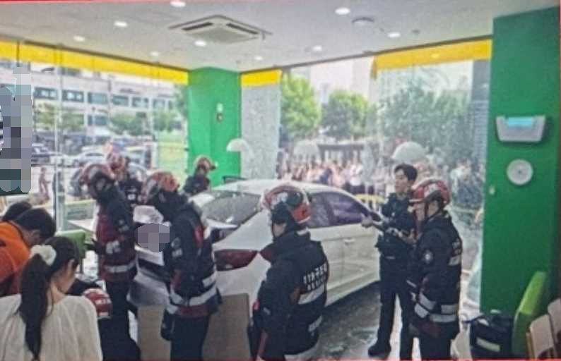 3일 오후 서울 강남구 신논현역 인근 상가 1층에 70대 건물 주차 관리인이 몰던 차량이 돌진해 5명이 다쳤다. 사진 독자
