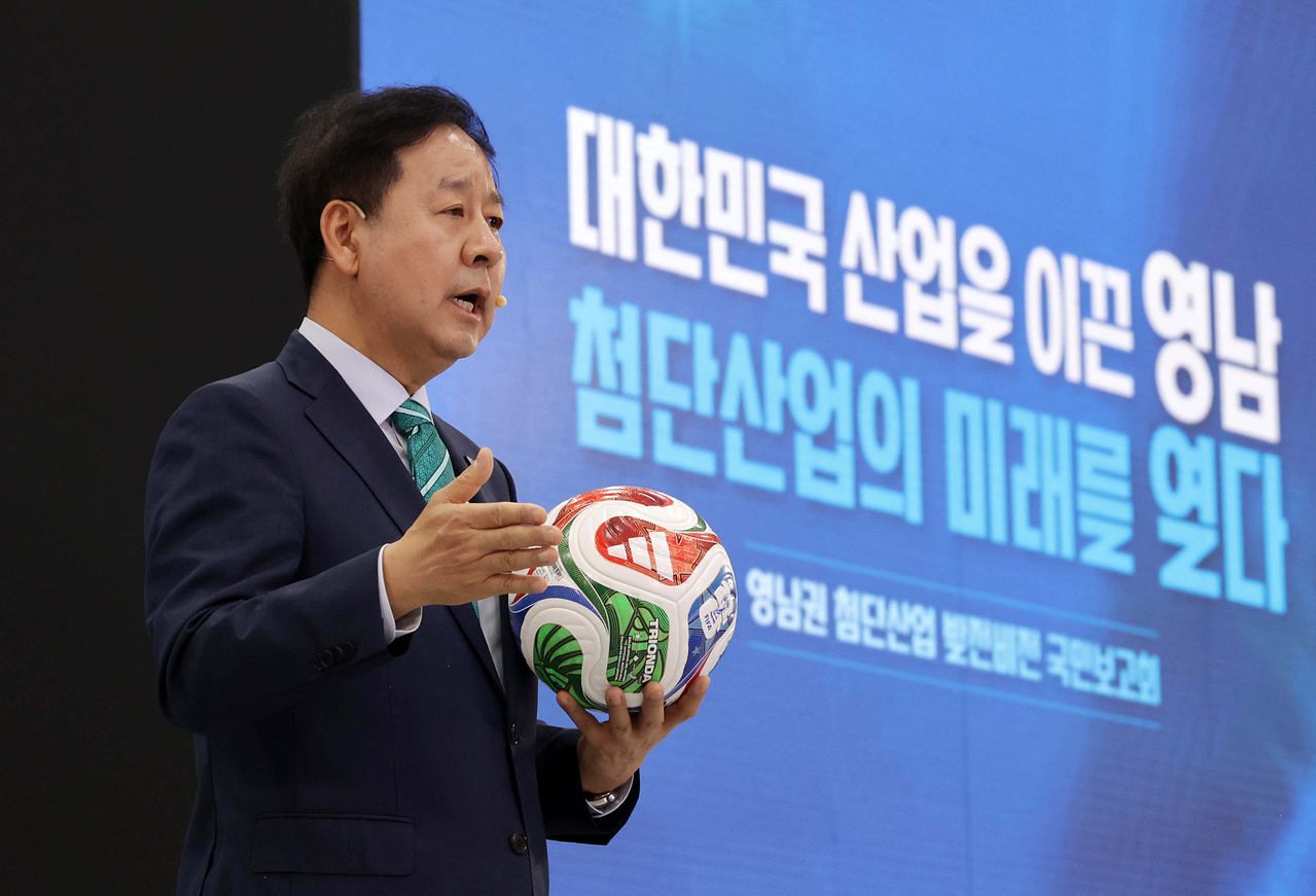 구윤철 경제부총리 겸 재정경제부 장관이 3일 경남 진주시에서 열린 영남권 첨단산업 발전비전 국민보고회에서 영남권 첨단산업 발전비전 발표하고 있다. 청와대사진기자단 