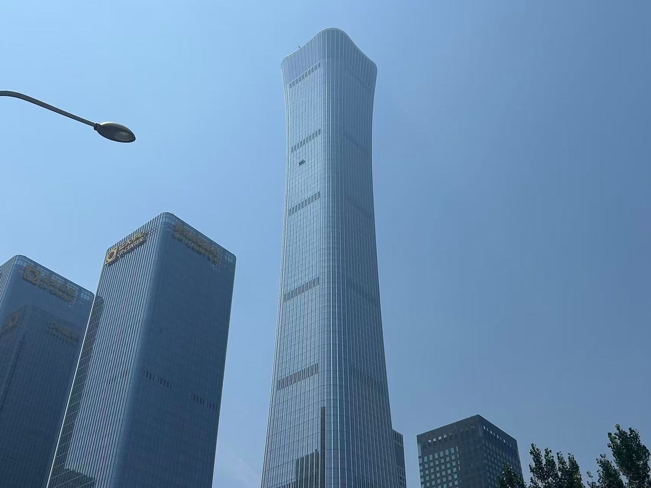 28일 낮 중국 베이징 중심업무지구(CBD)의 초고층 빌딩 시틱타워(CITIC Tower·중국존) 외벽에 이틀 전 경비행기 충돌로 생긴 흔적이 남아 있다. 연합뉴스