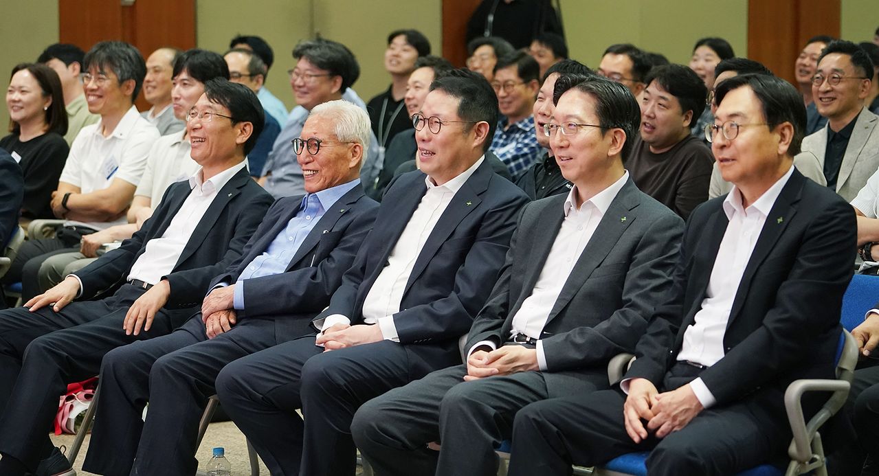 HS효성그룹이 지난달 30일 서울 마포본사에서 창업 60년, 창립 2주년 기념식을 열었다. 김규영 HS효성 회장(앞줄 왼쪽 두번째), 조현상 HS효성 부회장(앞줄 왼쪽 세번째) 등 경영진과 임직원들이 행사에서 드라마 ‘미생’ 패러디 영상을 보며 웃고있다. 사진 HS효성