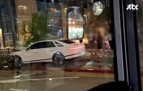 지난 1일 오후 9시50분쯤 세종시 소담동 한 교차로에서 30대 남성 A씨가 몰던 승용차가 인도로 돌진했다. 사진 JTBC 캡처