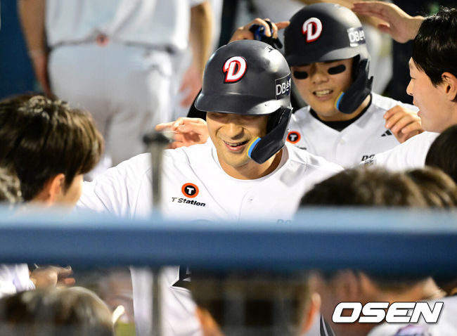 [OSEN=잠실, 지형준 기자] 2일 서울 잠실야구장에서 2026 신한 SOL KBO리그 두산 베어스와 롯데 자이언츠의 경기가 열렸다.이날 두산은 곽빈, 롯데는 나균안을 선발로 내세웠다.5회말 1사 2루에서 두산 강승호가 선제 중월 투런포를 날리며 동료선수들과 세리머니를 하고 있다. 2026.07.02 / jpnews@osen.co.kr