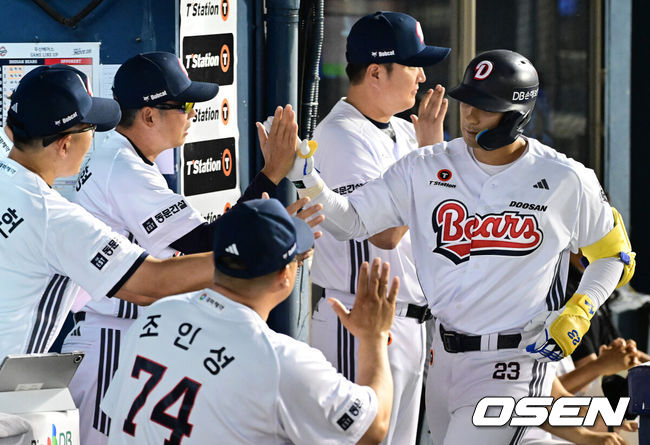 [OSEN=잠실, 지형준 기자] 2일 서울 잠실야구장에서 2026 신한 SOL KBO리그 두산 베어스와 롯데 자이언츠의 경기가 열렸다.이날 두산은 곽빈, 롯데는 나균안을 선발로 내세웠다.5회말 1사 2루에서 두산 강승호가 선제 중월 투런포를 날리며 김원형 감독과 하이파이브를 하고 있다. 2026.07.02 / jpnews@osen.co.kr