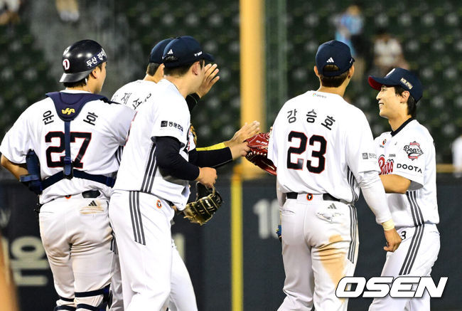 [OSEN=잠실, 지형준 기자] 두산이 롯데의 5연속 위닝시리즈 도전을 막아섰다.프로야구 두산 베어스는 2일 서울 잠실구장에서 열린 2026 신한 SOL KBO리그 롯데 자이언츠와의 시즌 12차전에서 8-3으로 승리했다.두산은 전날 연장 패배를 설욕하며 주중 3연전을 위닝시리즈로 마무리했다. 시즌 40승 2무 39패. 최근 3연속 위닝시리즈에 성공했다. 반면 최근 5연속 위닝시리즈가 좌절된 롯데는 34승 2무 43패가 됐다.경기를 마치고 두산 선수들이 승리 하이파이브를 하고 있다. 2026.07.02 / jpnews@osen.co.kr