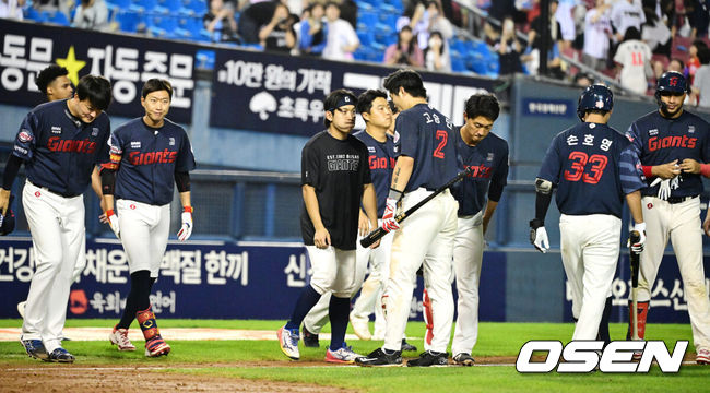 [OSEN=잠실, 지형준 기자] 두산이 롯데의 5연속 위닝시리즈 도전을 막아섰다.프로야구 두산 베어스는 2일 서울 잠실구장에서 열린 2026 신한 SOL KBO리그 롯데 자이언츠와의 시즌 12차전에서 8-3으로 승리했다.두산은 전날 연장 패배를 설욕하며 주중 3연전을 위닝시리즈로 마무리했다. 시즌 40승 2무 39패. 최근 3연속 위닝시리즈에 성공했다. 반면 최근 5연속 위닝시리즈가 좌절된 롯데는 34승 2무 43패가 됐다.경기를 마치고 롯데 선수들이 패배를 아쉬워하고 있다. 2026.07.02 / jpnews@osen.co.kr