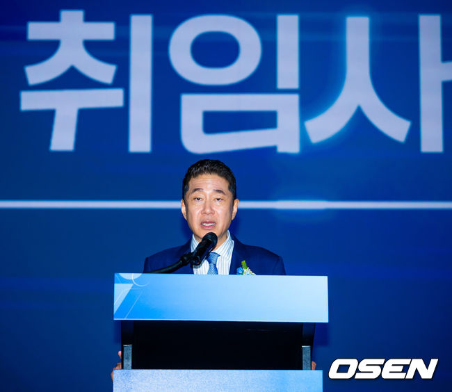 [OSEN=민경훈 기자] 3일 서울 그랜드 하얏트 서울 그랜드볼룸홀에 한국배구연맹 총재 이·취임식이 열렸다.이호진 태광그룹 회장이 한국배구연맹(KOVO) 9대 총재로 선임됐다. 이호진 한국배구연맹 신임 총재가 취임사를 하고 있다. 2026.07.03 / rumi@osen.co.kr