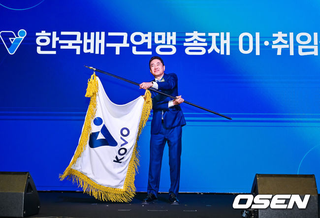 [OSEN=민경훈 기자] 3일 서울 그랜드 하얏트 서울 그랜드볼룸홀에 한국배구연맹 총재 이·취임식이 열렸다.이호진 태광그룹 회장이 한국배구연맹(KOVO) 9대 총재로 선임됐다. 이호진 한국배구연맹 신임 총재가 KOVO 깃발을 날리고 있다. 2026.07.03 / rumi@osen.co.kr