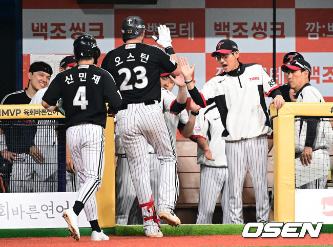[OSEN=고척, 지형준 기자] 1일 오후 서울 고척스카이돔에서 2026 신한 SOL KBO리그 키움 히어로즈와  LG 트윈스의 경기가 열렸다.이날 키움은 알칸타라, LG는 함덕주가 선발로 나섰다.5회말 2사 2루에서 LG 오스틴이 우월 투런포를 날리며 염경엽 감독과 하이파이브를 하고 있다. 2026.07.01 / jpnews@osen.co.kr
