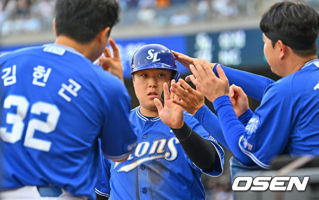 [OSEN=창원, 이석우 기자] 30일 창원NC파크에서 2026 신한 SOL KBO 리그 NC 다이노스와 삼성 라이온즈의 경기가 열렸다. 홈팀 NC는 테일러가, 방문팀 삼성은 오러클린이 선발 출전했다. 삼성 라이온즈 김도환이 2회초 2사 2,3루 김성윤의 유격수 앞 내야 안타때 득점을 올리고 하이파이브를 하고 있다. 2026.06.30 / foto0307@osen.co.kr