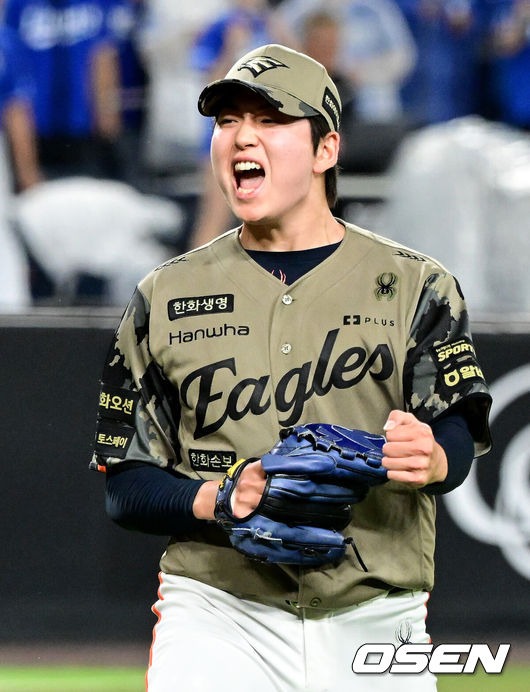 [OSEN=대전, 지형준 기자] 20일 대전 한화생명 볼파크에서 2026 신한 SOL KBO리그 한화 이글스와 삼성 라이온즈의 경기가 열렸다.한화는 왕옌청, 삼성은 장찬희를 선발로 내세웠다.7회초 1사 1,2루에서 한화 조동욱이 삼성 전병우를 3루땅볼 병살로 처리하며 기뻐하고 있다. 2026.06.20/ jpnews@osen.co.kr