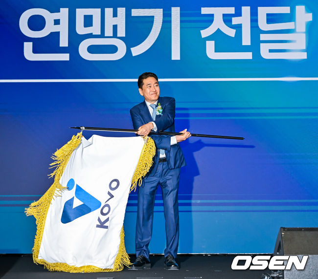 [OSEN=민경훈 기자] 3일 서울 그랜드 하얏트 서울 그랜드볼룸홀에 한국배구연맹 총재 이·취임식이 열렸다.이호진 태광그룹 회장이 한국배구연맹(KOVO) 9대 총재로 선임됐다. 이호진 한국배구연맹 신임 총재가 KOVO 연맹기를 날리고 있다. 2026.07.03 / rumi@osen.co.kr