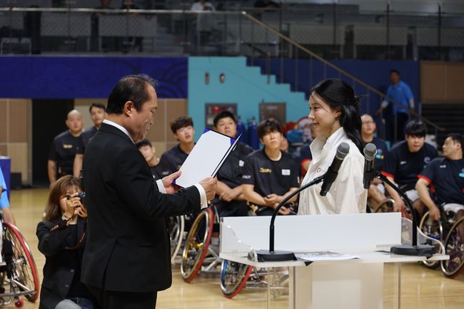엠오엠엔터테인먼트 제공
