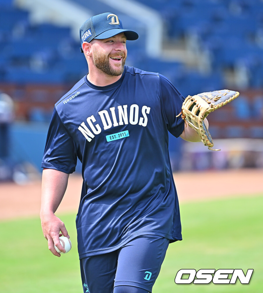 [OSEN=창원, 이석우 기자] 2일 창원NC파크에서 2026 신한 SOL KBO 리그 NC 다이노스와 삼성 라이온즈의 경기가 열린다.홈팀 NC는 김태경이, 방문팀 삼성은 김백산이 선발 출전한다.NC 다이노스 새 외국인 선수 블레인 크림이 출전을 앞두고 훈련을 하고 있다. 2026.07.02 / foto0307@osen.co.kr