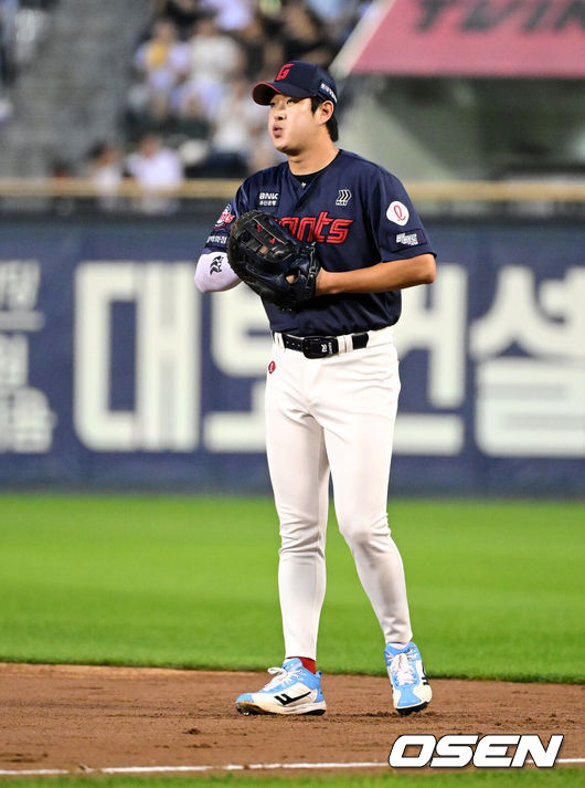 [OSEN=잠실, 지형준 기자] 2일 서울 잠실야구장에서 2026 신한 SOL KBO리그 두산 베어스와 롯데 자이언츠의 경기가 열렸다.이날 두산은 곽빈, 롯데는 나균안을 선발로 내세웠다.1회말 롯데 나승엽이 선발 출전해 수비를 하고 있다. 2026.07.02 / jpnews@osen.co.kr