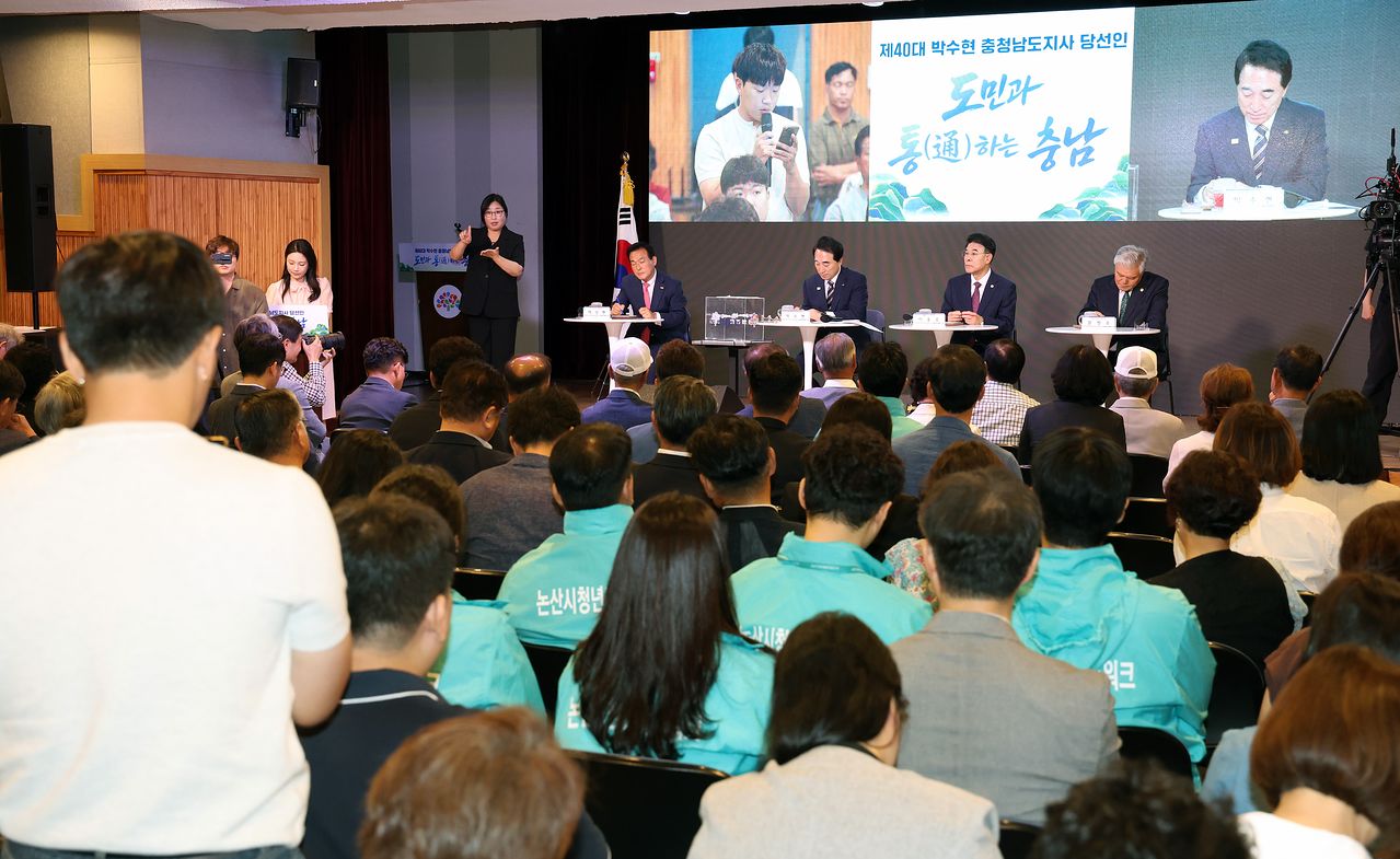 박수현 충남지사(당시 당선인)가 지난달 18일 논산 계룡 금산지역 타운홀 미팅을 하고 있다. 이 타운홀 미팅은 생중계됐다. 신진호 기자 