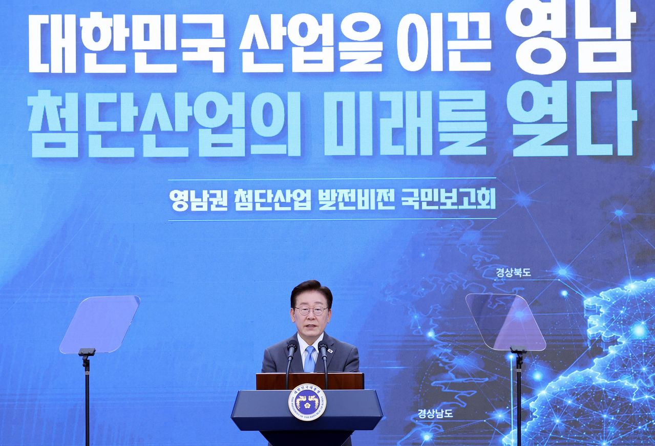 이재명 대통령이 3일 경남 진주시에서 열린 영남권 첨단산업 발전비전 국민보고회에서 축사를 하고 있다. 뉴스1