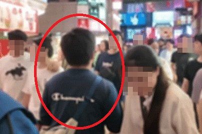 지난 1일 유튜브 채널 ‘매드브로’에 올라온 영상에서 한 일본인 남성(빨간색 원)이 일본 오사카 거리를 걸으면서 행인들에게 일부러 어깨를 부딪치고 있다. 사진 유튜브 채널 ‘매드브로’ 캡처