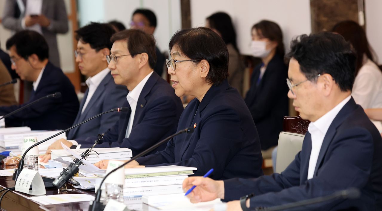 정은경 보건복지부 장관이 2일 서울 종로구 세종대로 정부서울청사에서 열린 제6차 국민연금기금운용위원회에서 모두 발언을 하고 있다. 뉴스1