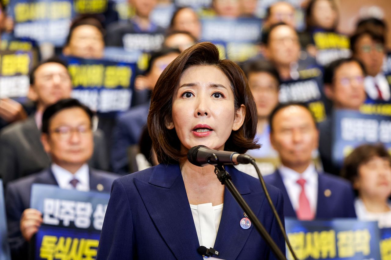 나경원 국민의힘 의원이 지난달 29일 서울 여의도 국회 로텐더홀에서 열린 더불어민주당 원 구성 강행 규탄대회에서 발언하고 있다. 뉴시스