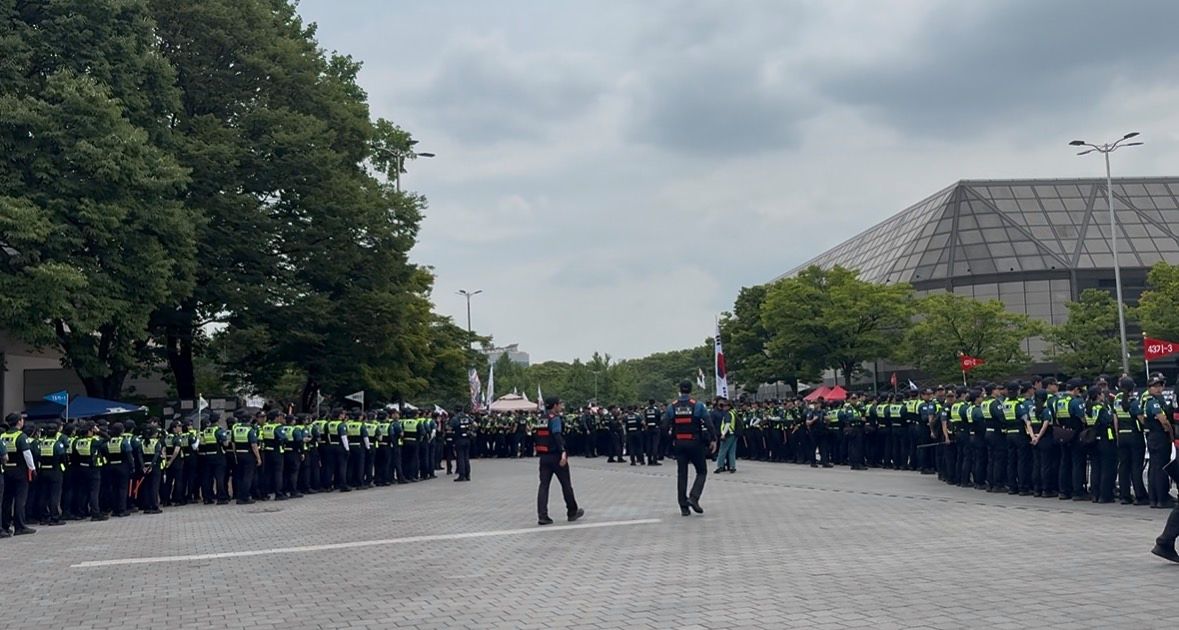 2일 낮 12시30분쯤 국조특위 위원들의 진입로를 확보하기 위해 핸드볼경기장 2-2 게이트 앞에 경찰 기동대가 인간띠를 만든 모습. 김예정 기자