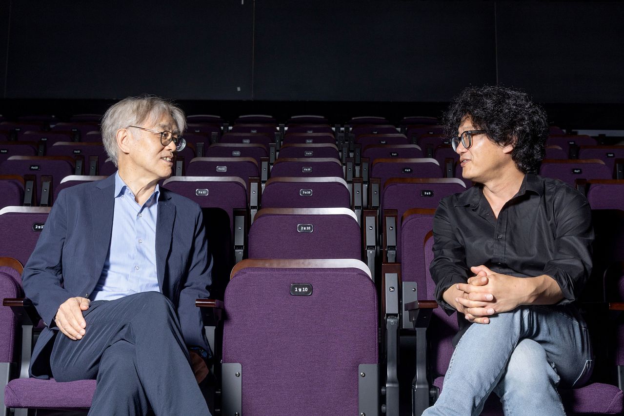 연극 ‘113’의 희곡을 쓴 최재경(왼쪽) 전 고등과학원 원장. 김제민(오른쪽) 연출이 최재경에게 ‘113’을 무대에 올리자고 제안했다. 장진영 기자