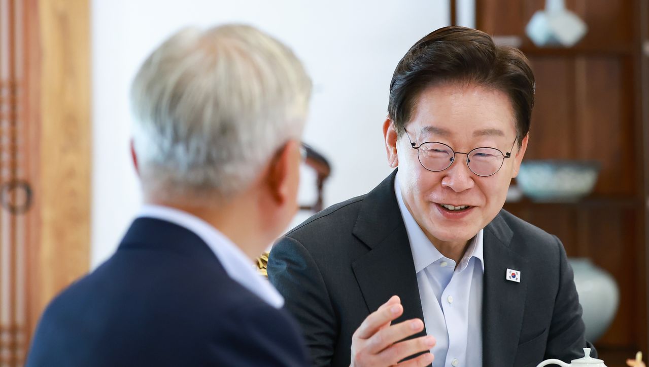 이재명 대통령이 1일 청와대 상춘재에서 문재인 전 대통령과 오찬 회동을 하고 있다. 뉴스1