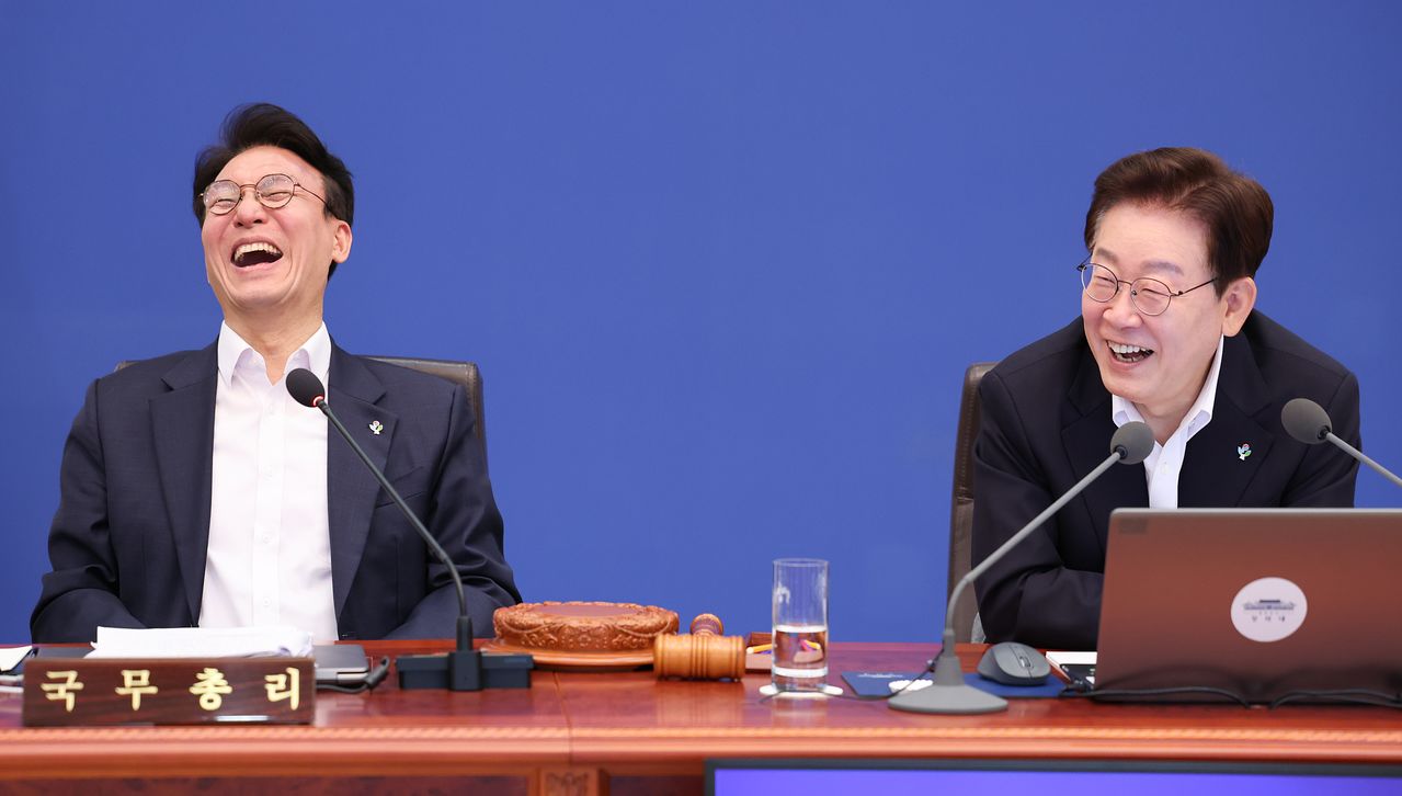 이재명 대통령과 김민석 국무총리가 30일 청와대에서 열린 국무회의 겸 비상경제점검회의에서 미소 짓고 있다. 뉴스1