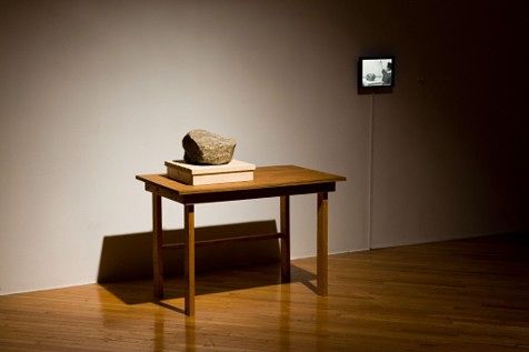 김범, ‘정지용의 시를 배운 돌’, 2010. 국립현대미술관 ‘이것은 개념미술이 (아니)다’ 전시 출품작이다. [사진 국립현대미술관]