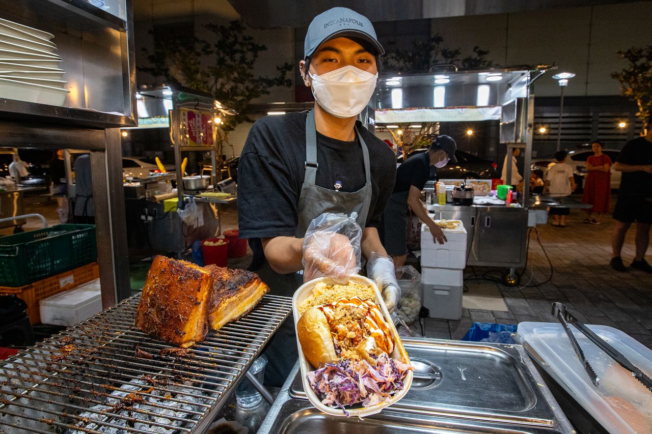 야시장에서 파는 미국식 바비큐 요리.
