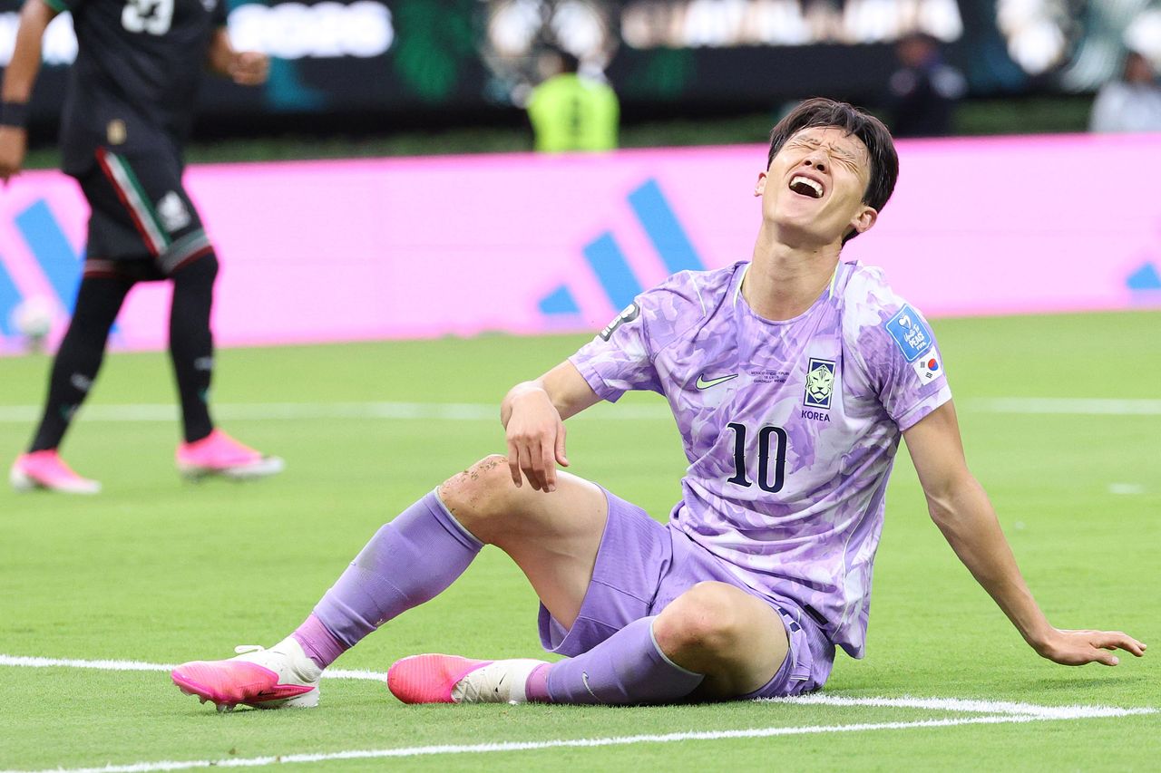 북중미 월드컵 조별리그 승부처였던 남아공전에서 이재성을 선발에서 배제한 것은 치명적인 패착이었다는 게 축구계의 지적이다. 강정현 기자