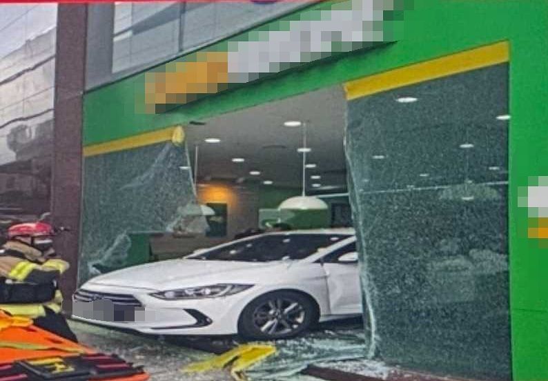 3일 오후 서울 강남구 신논현역 인근 상가 1층에 70대 건물 주차 관리인이 몰던 차량이 돌진해 5명이 다쳤다. 사진 독자