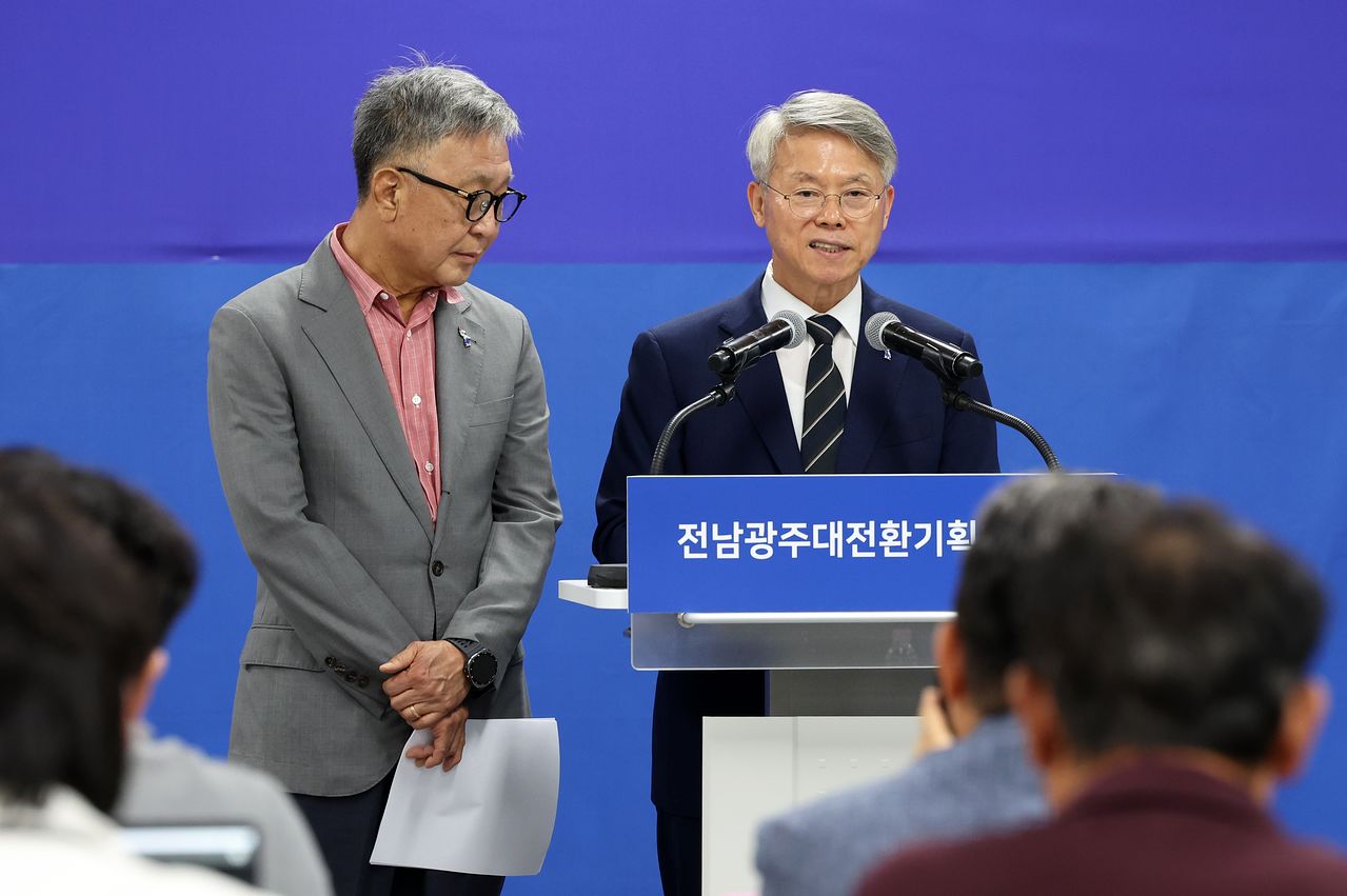 지난달 29일 민형배 전남광주통합특별시장 당선인(현 시장)이 전남 나주시 전남광주대전환기획위원회 대회의실에서 삼성전자 반도체부문 사장 출신인 정은승(왼쪽) 전남광주대전환기획위원장과 함께 '3대 메가 프로젝트 국민 보고회' 관련 기자회견을 하고 있다. 연합뉴스 
