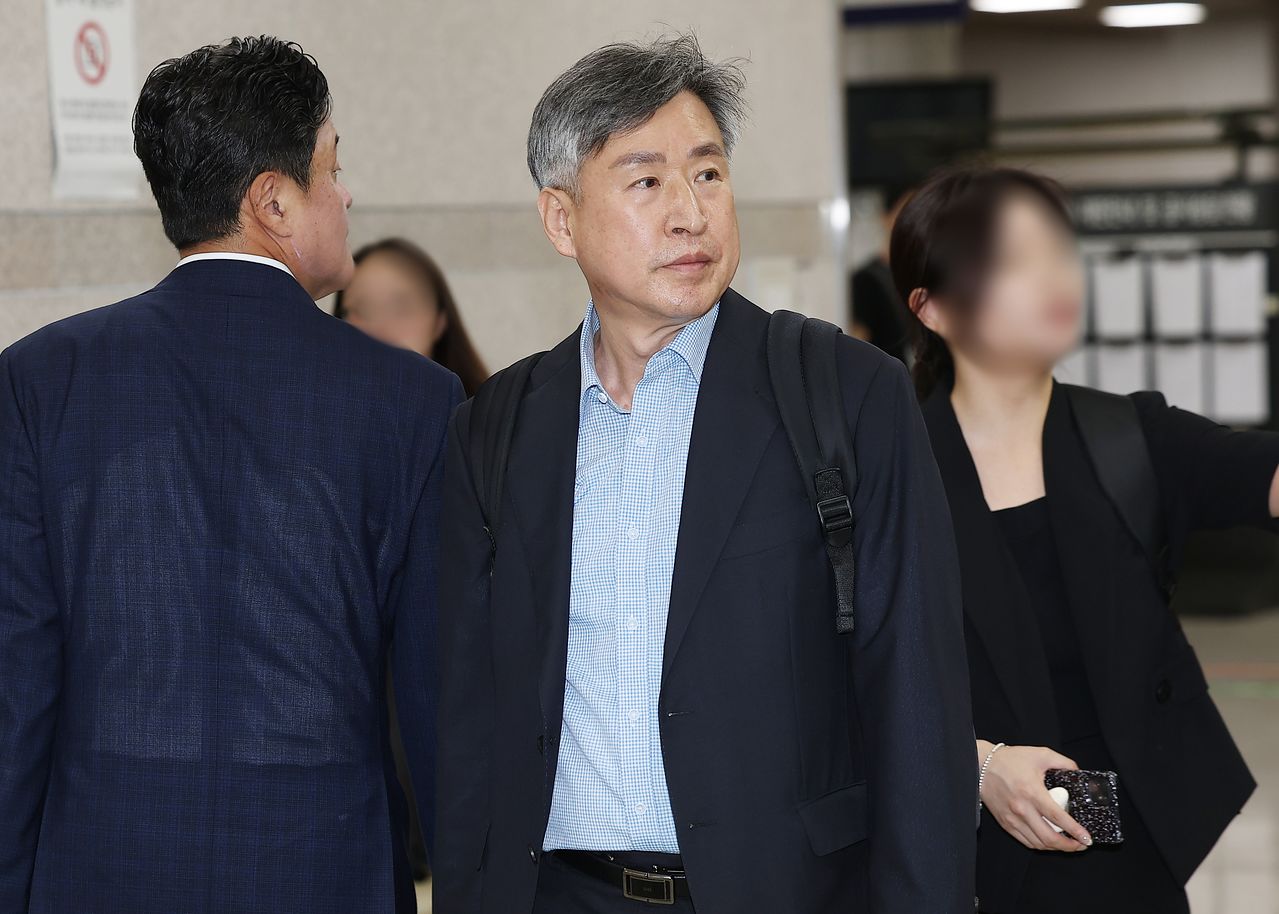 해양경찰청을 내란에 가담시키려 한 혐의를 받는 김종욱 전 해경청장이 3일 서울중앙지방법원에서 열린 영장실질심사에 출석하고 있다. 연합뉴스