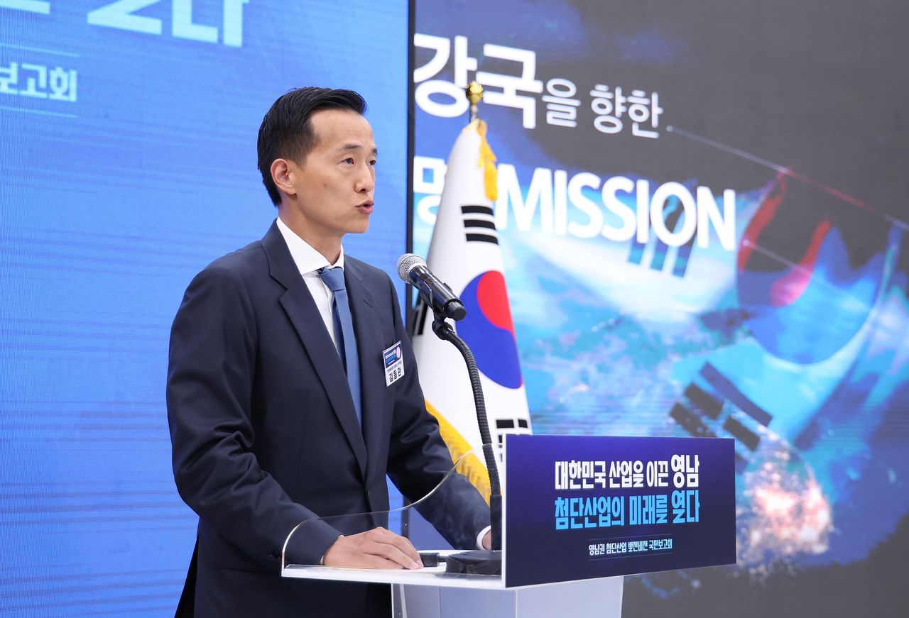 김동관 한화그룹 부회장이 3일 경남 진주시에서 이재명 대통령 주재로 열린 영남권 첨단산업 발전비전 국민보고회에서 투자계획을 발표하고 있다. 연합뉴스