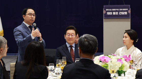 지난해 8월 24일(현지시간) 이재명 대통령과 김혜경 여사가 미국 워싱턴DC 한 호텔에서 열린 재미동포 만찬 간담회에서 앤디 김 미 연방 상원의원(왼쪽)의 건배사를 듣고 있다. 연합뉴스