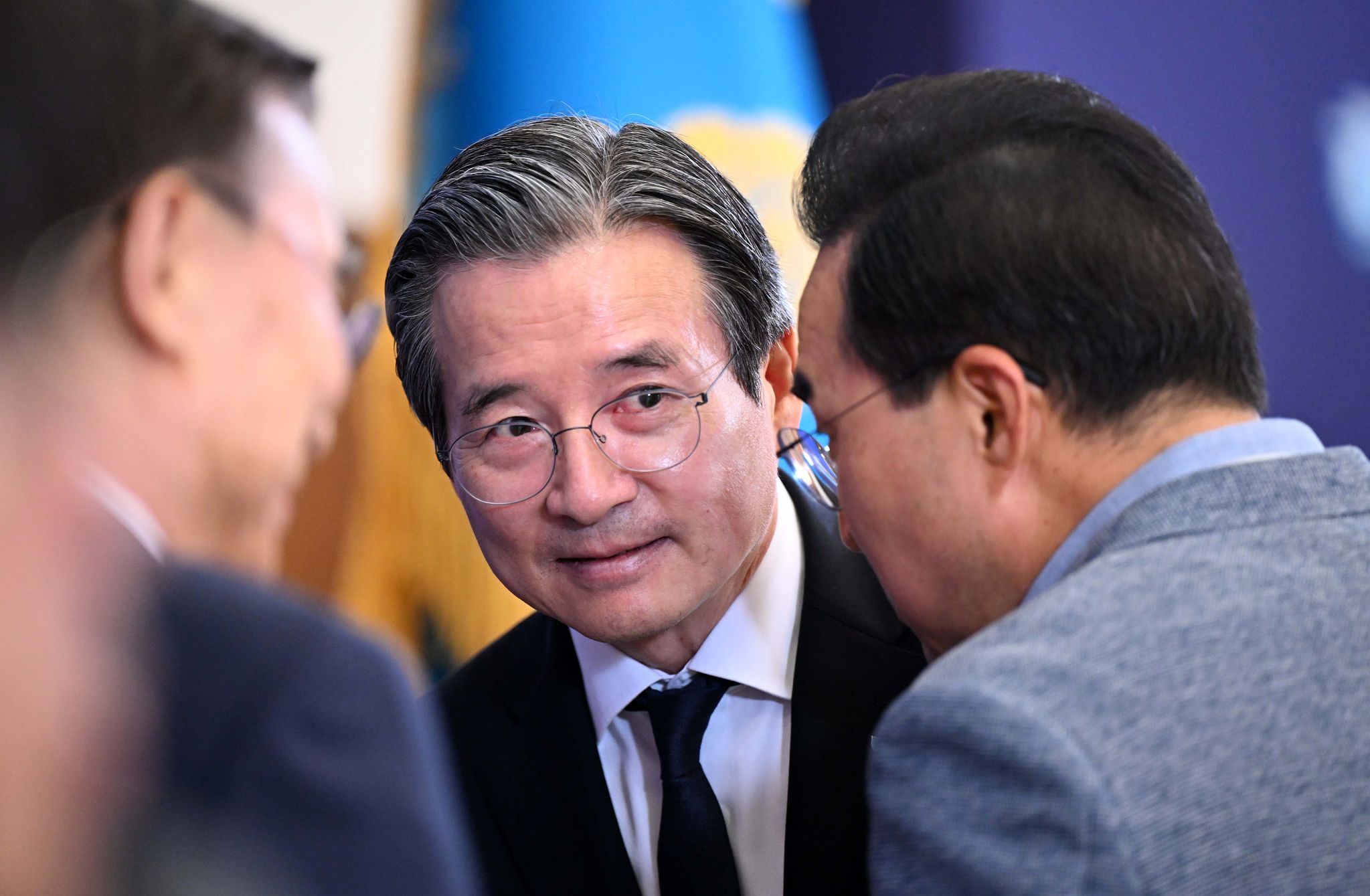 김용범 청와대 정책실장이 지난달 26일 청와대에서 열린 미래 신안보 혁신기업 육성 전략회의에서 대화하고 있다. 연합뉴스
